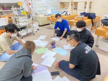 診療後の座談会ミーティング風景