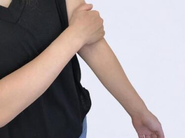 肘が痛い!?じつは○○が原因？